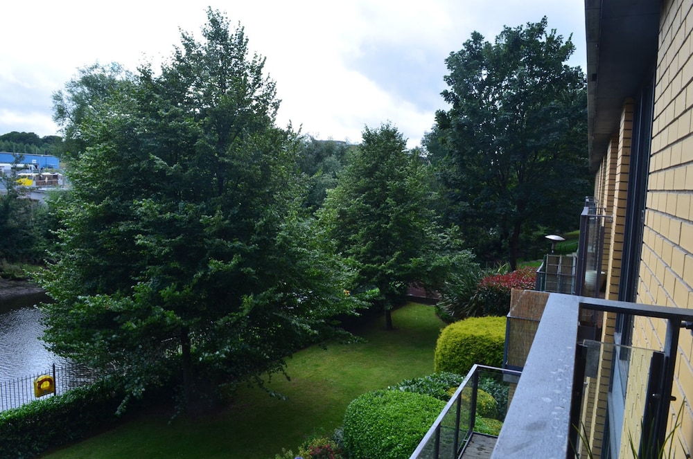 MetroStays - Riverside Apartment