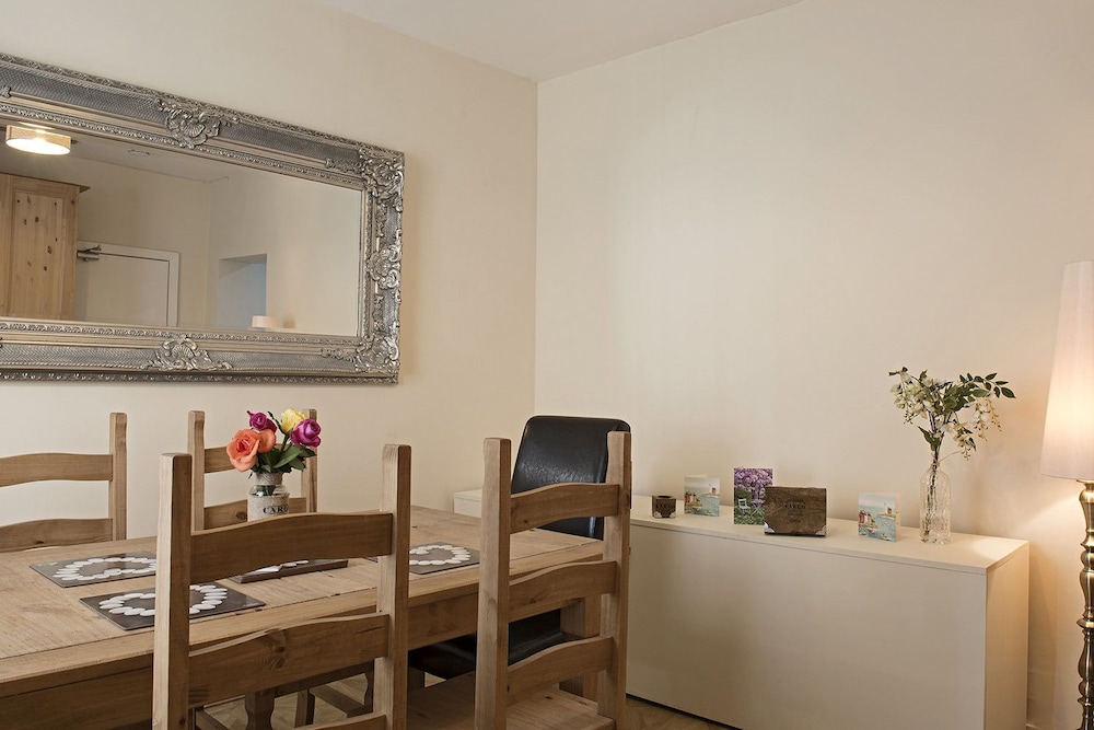 Cargo Cafe Apartments
