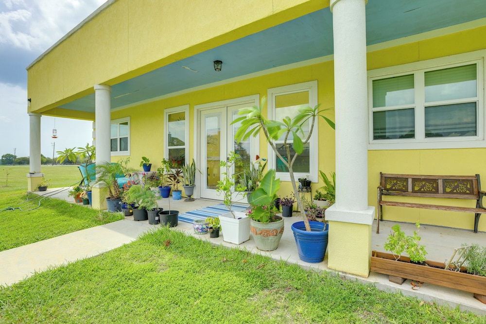 Aircraft Tours! Fly-in Hangar Apt in New Waverly