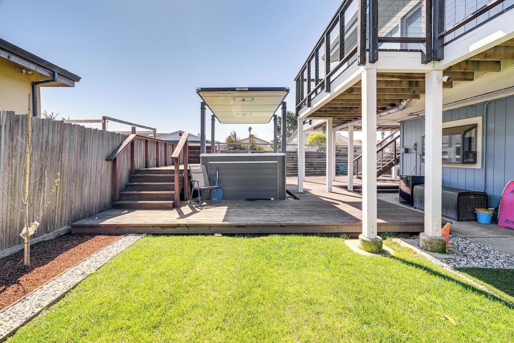 Walk to Poplar Beach: Cozy Coastal Getaway w/ Yard