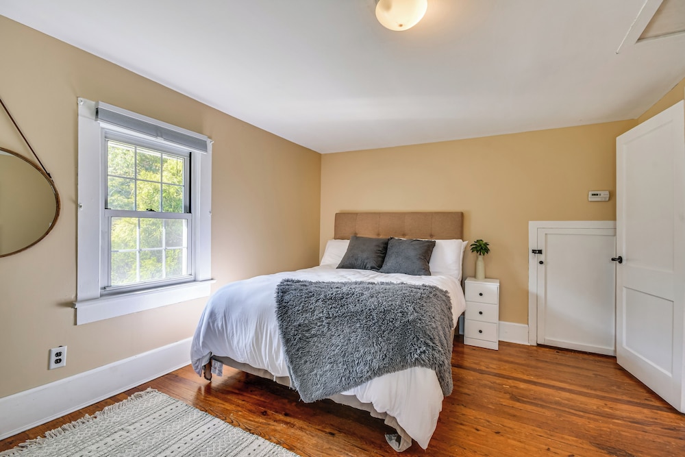 Mtn Views, Deck, Porches & Patio: Asheville Escape