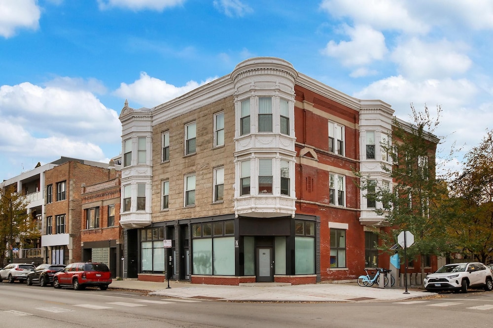 Upscale 4BR in Wicker Park - Damen 1R