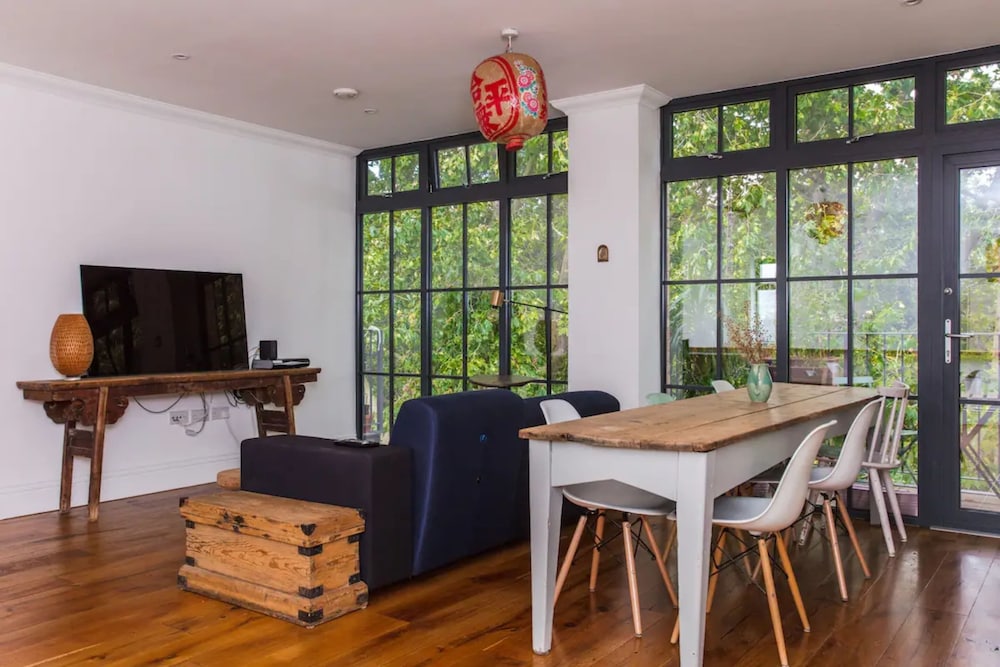 Cosy 2 Bedroom Apartment With Great Outdoor Balcony