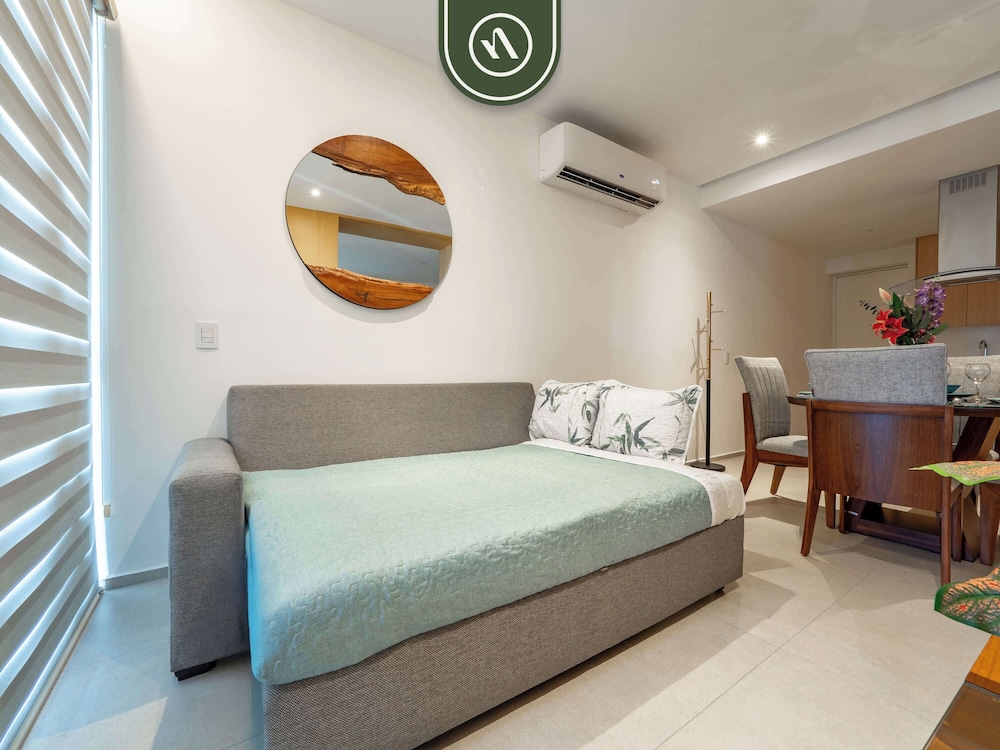 Oceanview 1 BR Condo - Private Beach - Pools