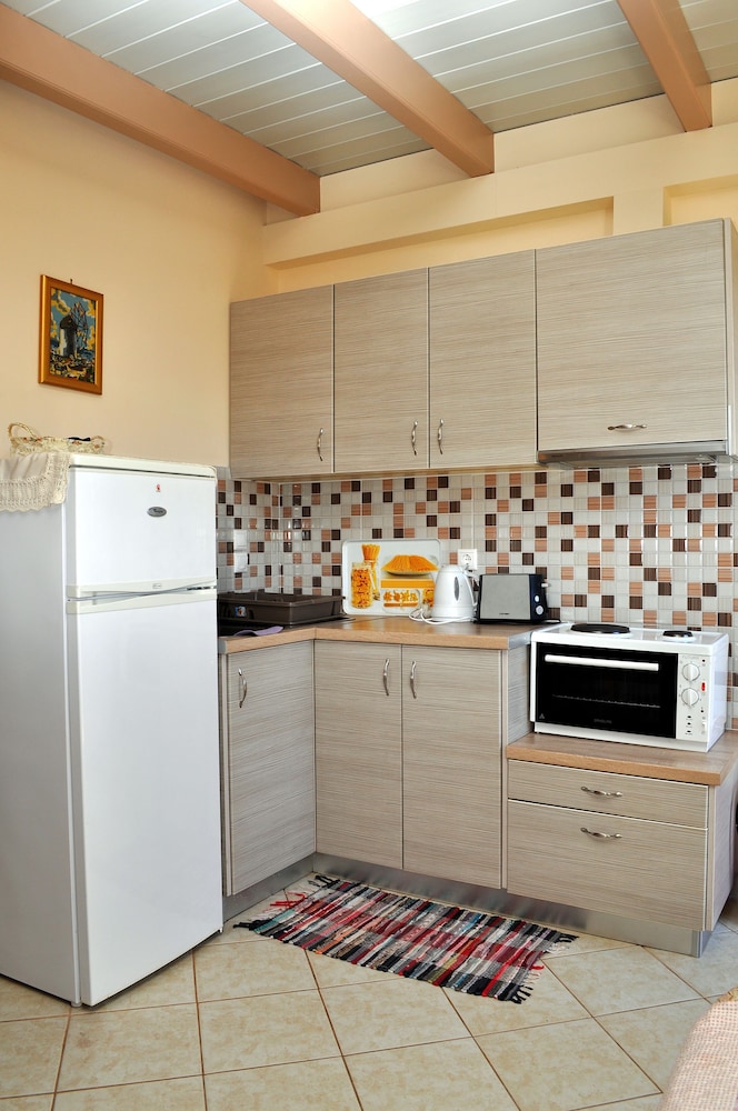 Tzivras Villa & Apartments