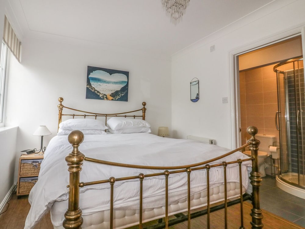 Apartment 1, Trearren