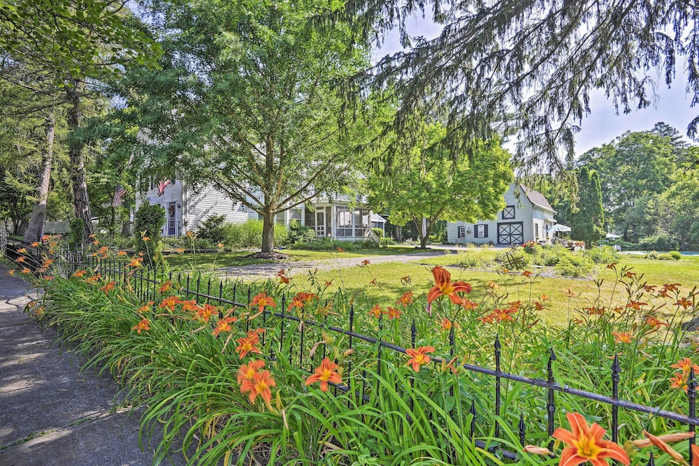 Near Keuka Lake: Walkable Paradise!