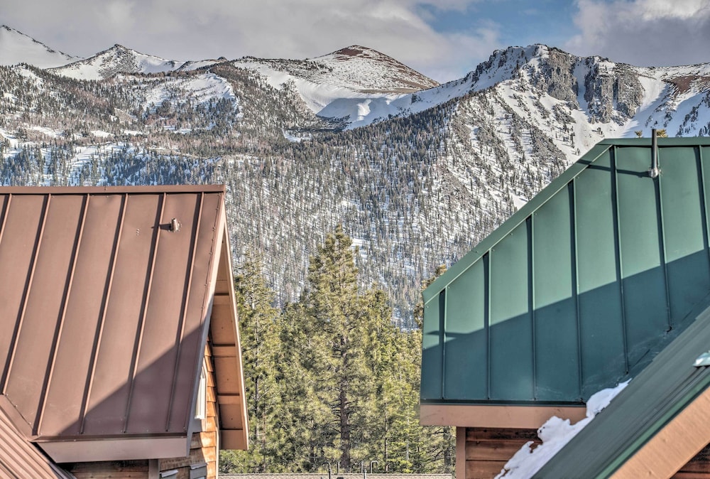 Mammoth Lakes Townhome - 10-min Walk to Village!