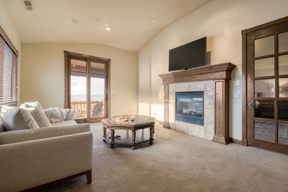 High Meadow by Avantstay Alpine Views w Indoor Pool Hot Tub Open Floor Plan