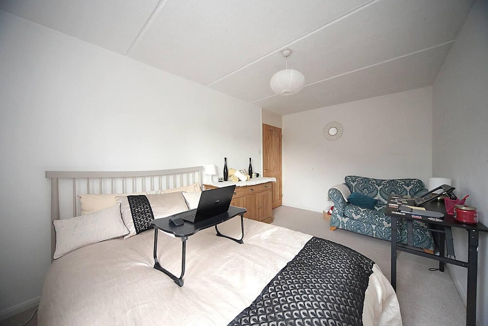 Stunning 1-bed Apartment in Milton Keynes view 2