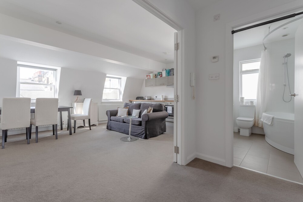 Bright & Airy 1 Bedroom Apartment in Central London