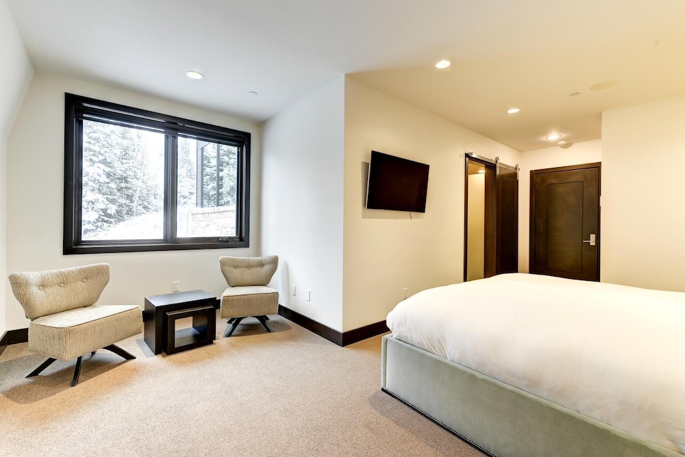 KBM Resorts Walk to Slopes, Sports Court, Private Home Theater, Sleeps 17, Outdoor Hot Tub Pco-184m