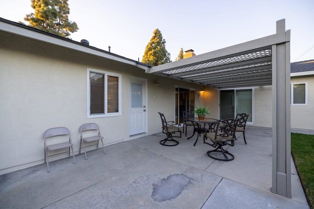 Marbella Lane - Charming 4BR Bungalo for Relaxing Retreat