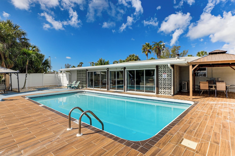 Furnished Sunroom w/ TV! Canal-front Bradenton Gem