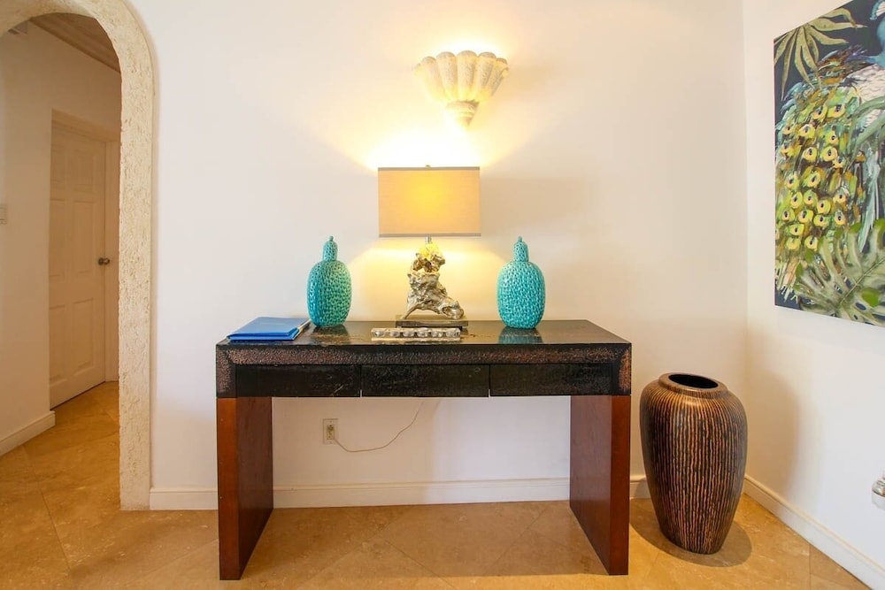 Ocean views apt with shared rooftop pool: Beacon Hill Surf by BSL Rentals