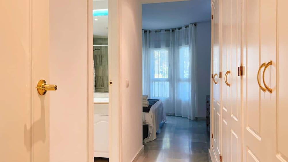 Spacious Poolside 3 Bedroom F-5