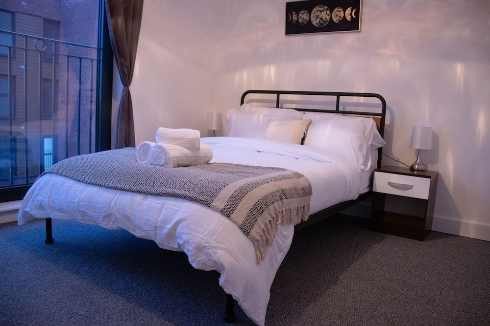 Livestay - 2 Bed 2 Bath Minutes From Heathrow view 2