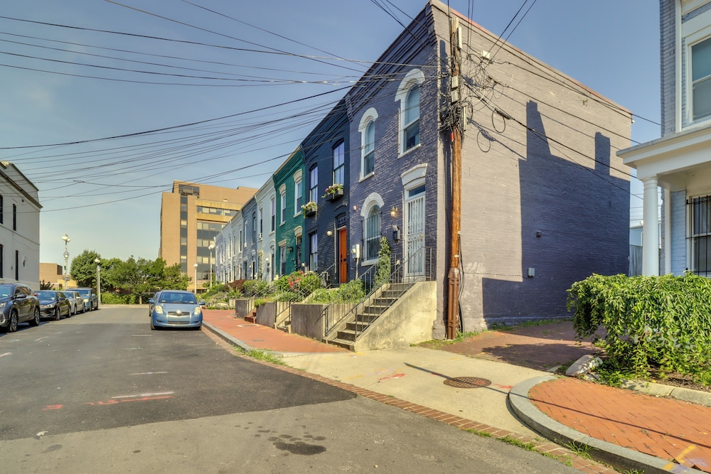 2 Mi to National Mall: Stunning Townhome w/ Patio!
