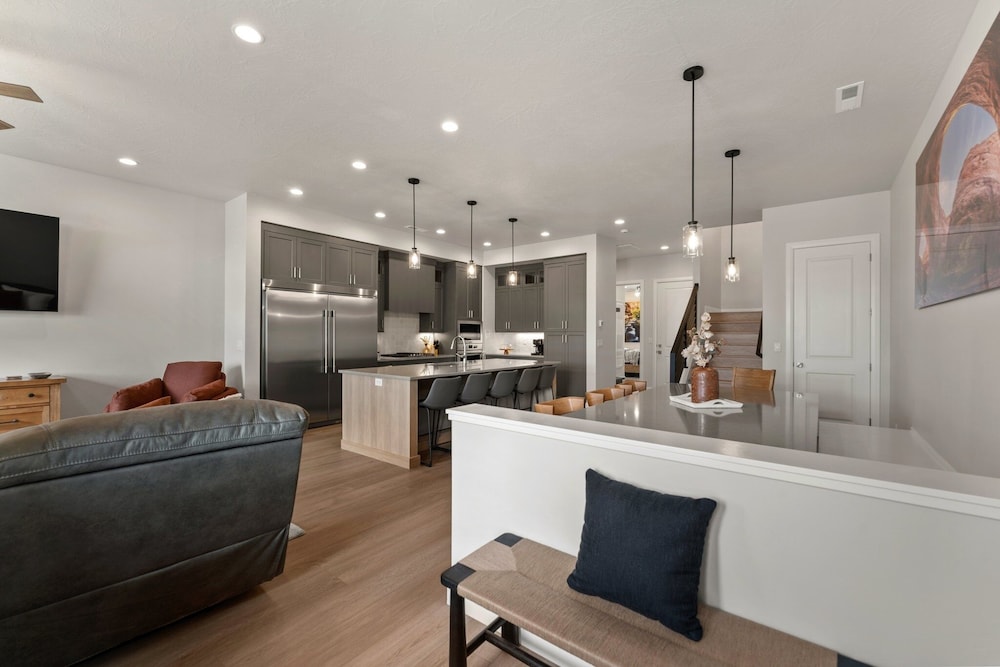 Canyon Country Oasis 6 Bedroom Townhouse