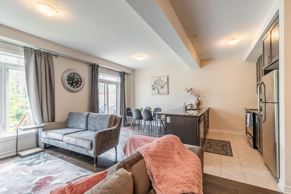 Modern 3BR 2BA Townhome in Lakeshore