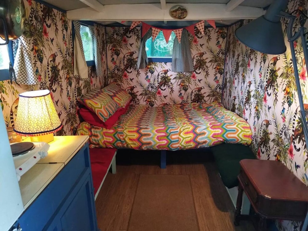 Pilgrims Shepherd's Hut - Goosewell Glynn Glamping view 3