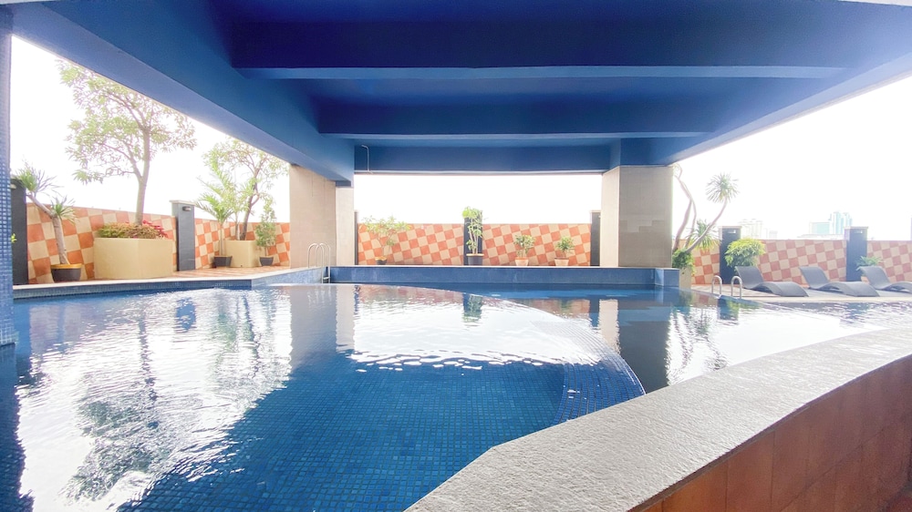 Homey And Comfy Stay 2Br Mangga Dua Apartment