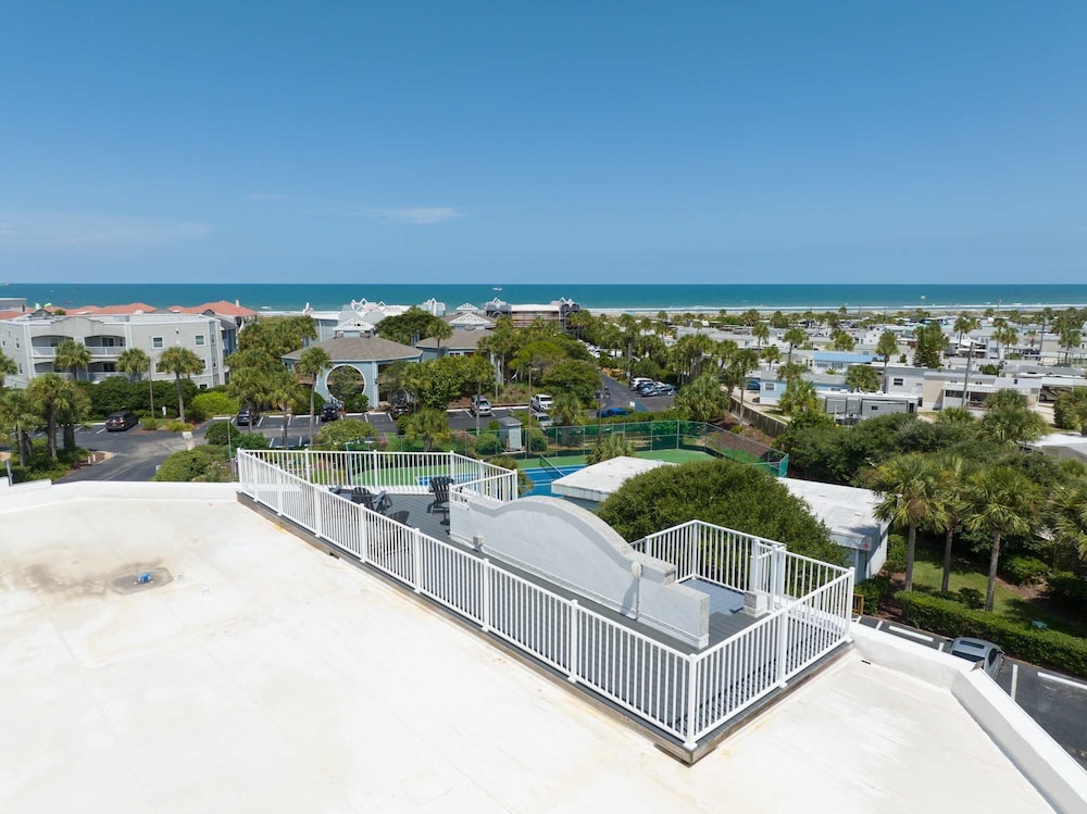 Seaside Haven: Stylish Condo, 3 Pools New Rental