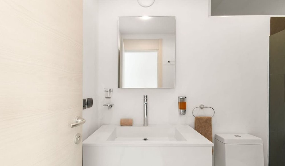 1 Br. W/5th Avenue View Steps From the Beach