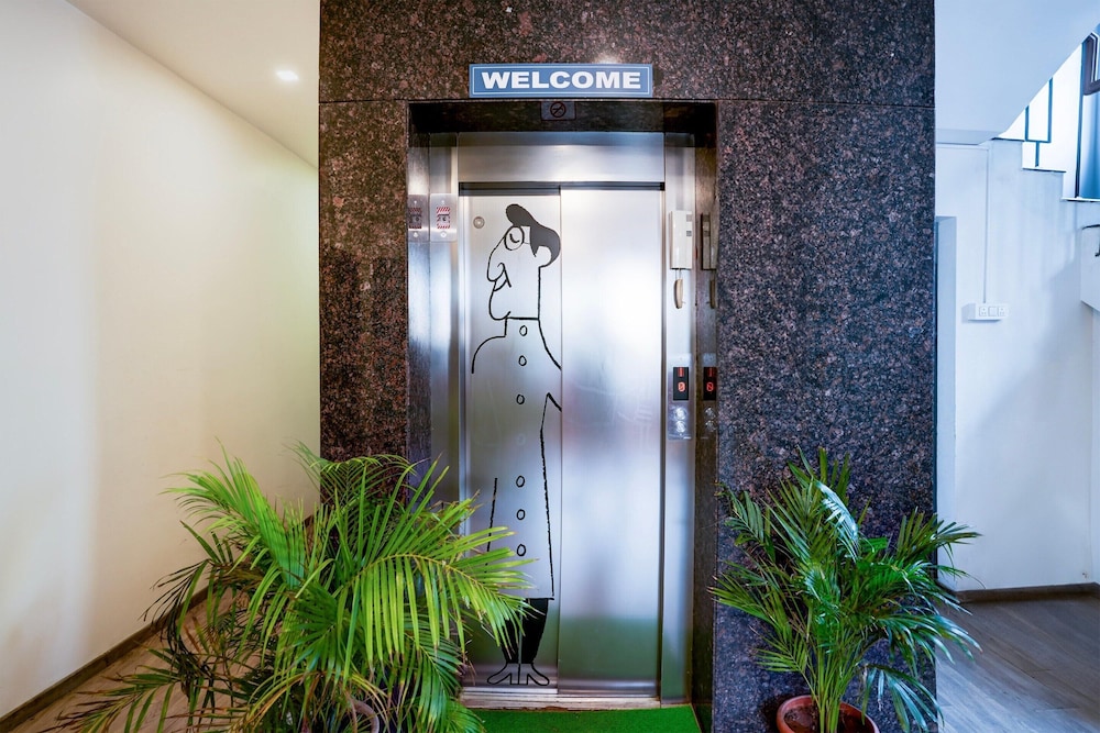 Cozy Stays Near Halasuru Metro Station
