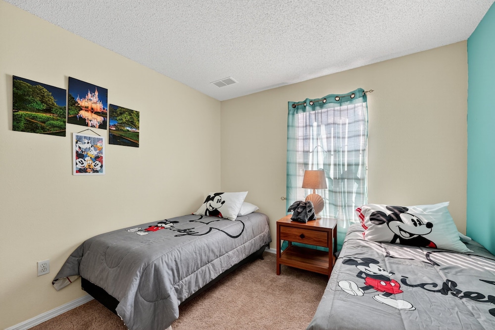 Modern Kissimmee Townhouse Near Disney 3 Bedroom Townhouse