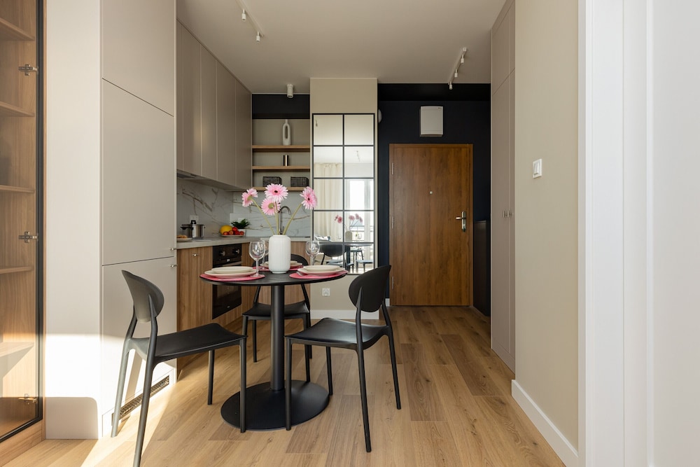Apartment Łopuszańska Warsaw by Renters view 5