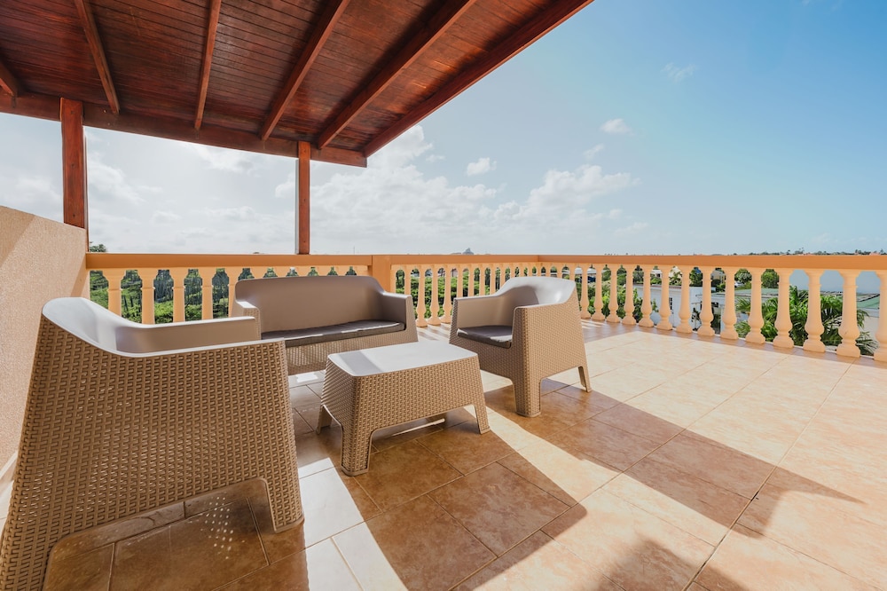5 Bedroom Villa With Amazing View of Aruba Nature