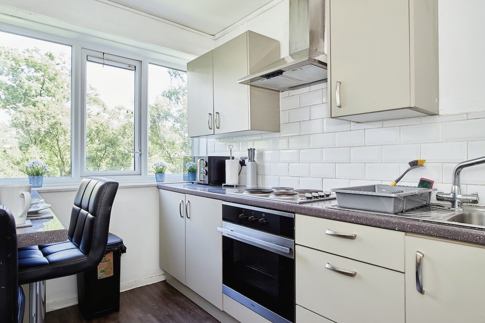 Charming City 1-bed Apartment in Birmingham view 4