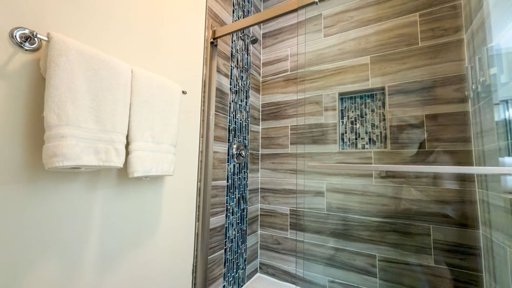 Channel Views Private Boat Slip Pool & Patio 3 Bedroom Apts