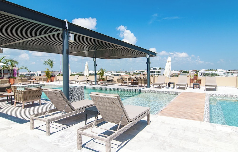 Condos with Oceanview Rooftop Pool