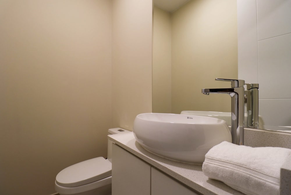 w Radiant 2BR w Great Balcony Near Kennedy Park