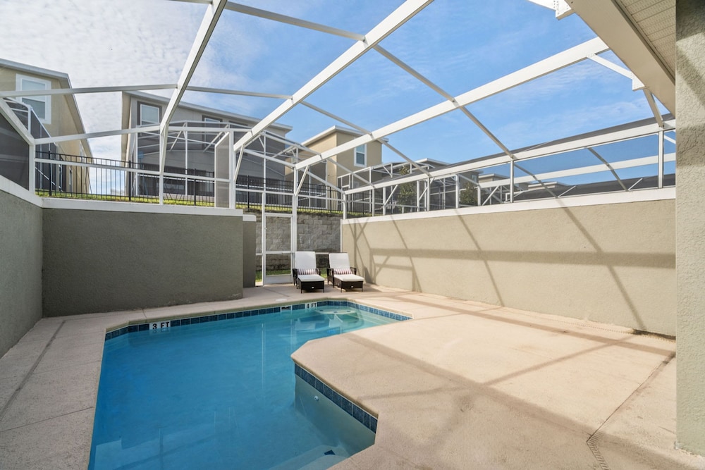 Amazing 4 Bedrooms Home With Pool Close to Disney