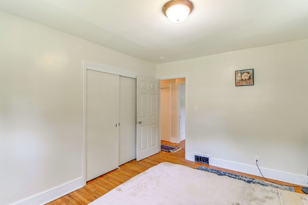 6 Mi to Uptown: Pet-friendly Home in Charlotte