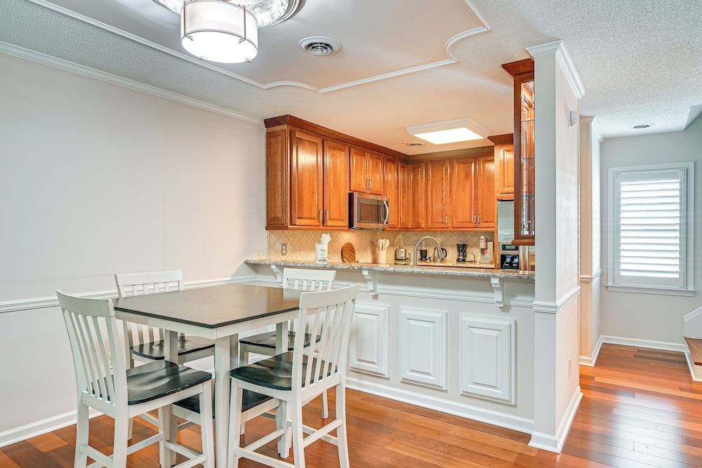 Steps to Sand: Walkable Condo in Myrtle Beach!