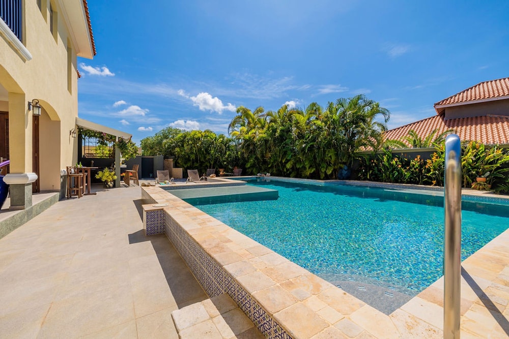 Ocean View 5BR Villa Steps to Beach Privatepool