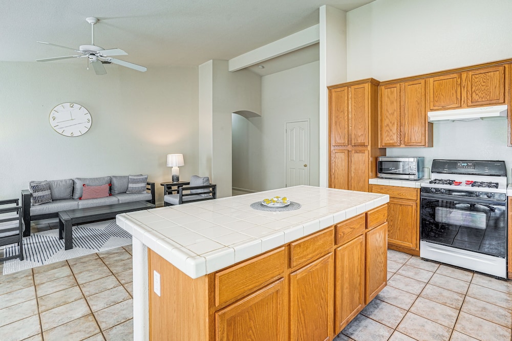 17 Mi to Napa: Spacious Vallejo Family Home!