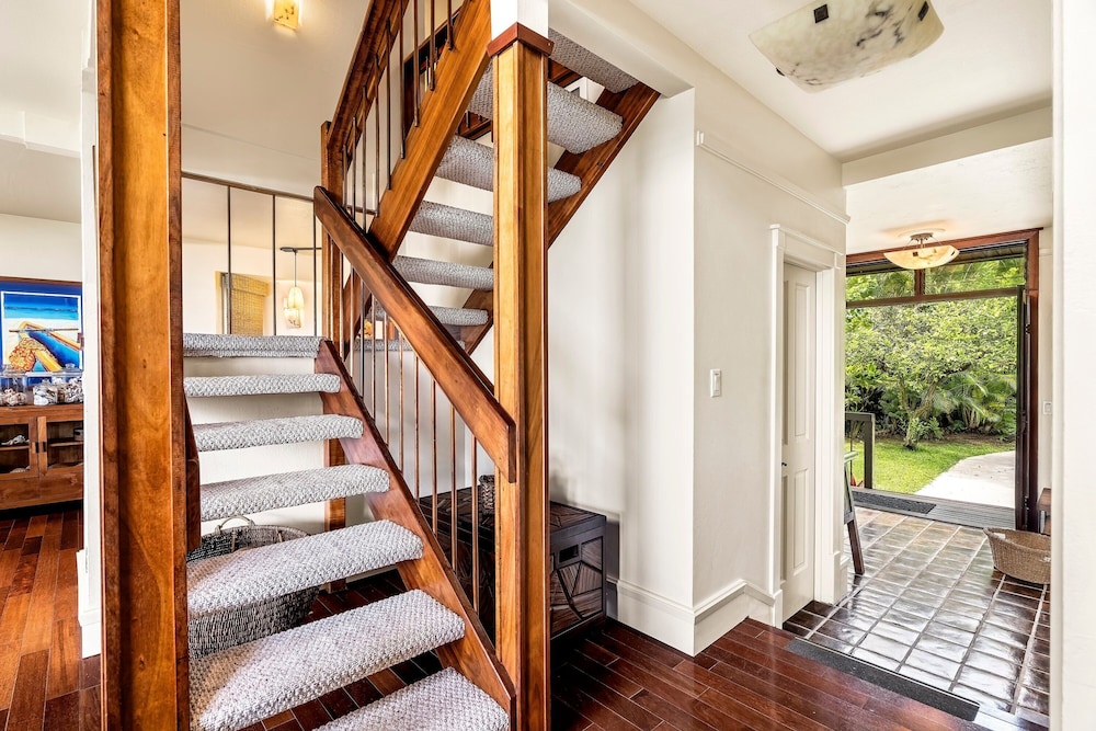Beautiful Oceanfront - Air-conditioned - Sleeps 6 - Walk to Beach - Vrkcv