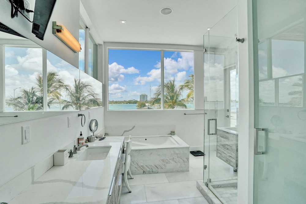 Miami Stunning Waterfront Villa Escape