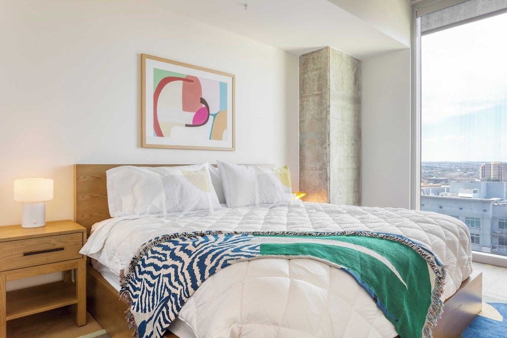 New Austin High Rise w/ Luxe Amenities Rooftop Pool, Gym, Yoga Studio & More!