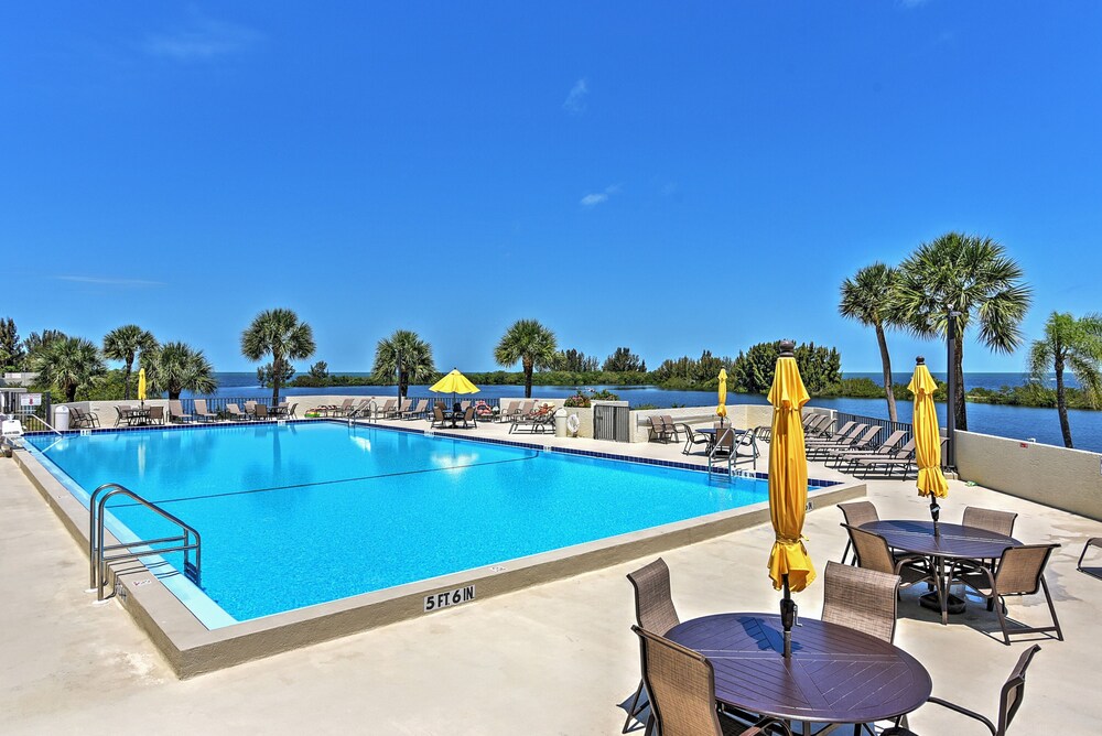 Gulf-view Condo w/ Beach Access in Hudson