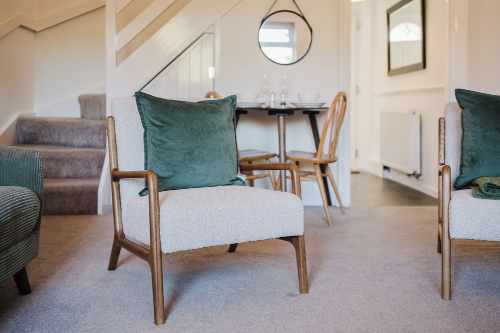 Corner House - Bright 2BD in Cheltenham
