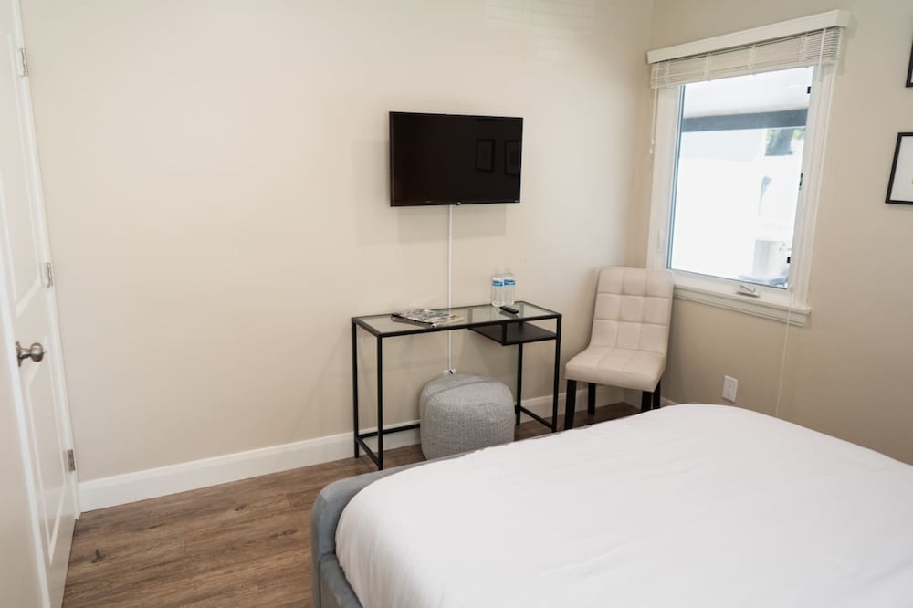 Remodeled 3BR House w Hot Tub Fenced Yard p58