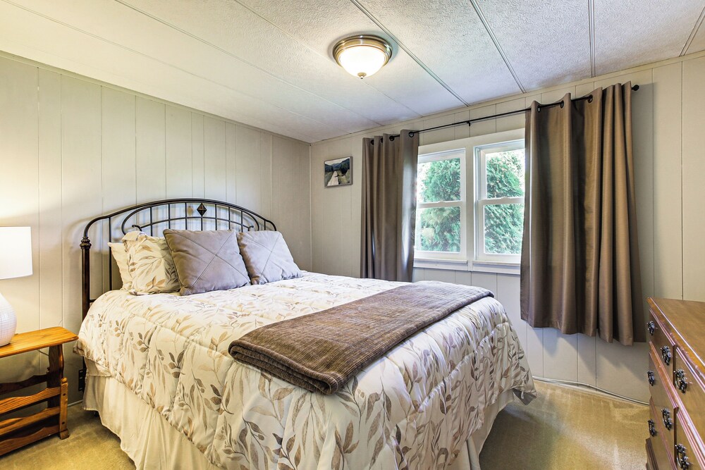 Lake Views & Fireside Bliss: Cecil Cottage w/ Yard