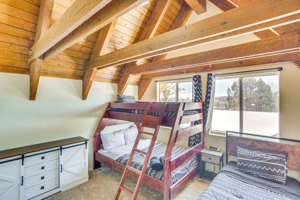 7 Mi to Big Bear Lake: A-frame Home w/ Deck!