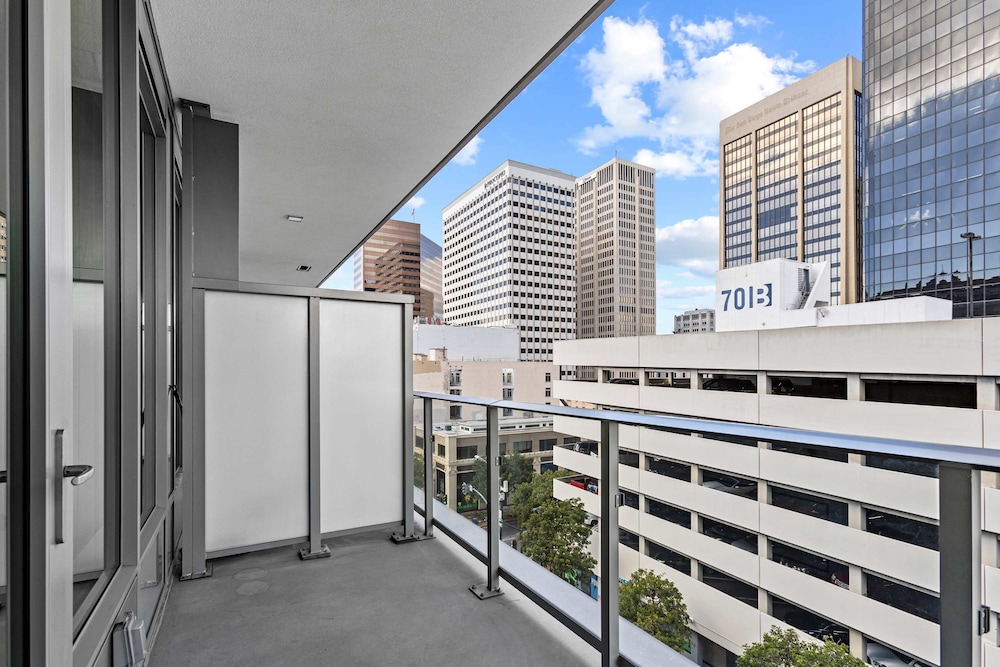 NEW Downtown Luxe King Suite Sauna Pool Access